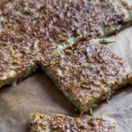 Ohne Farbstoffe: leuchtend lila Limetten-Blaubeer-Cookies